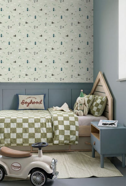 Modernes Kinderzimmer mit Häuser-Tapete, blauen Wandpaneelen, Hausbett aus Holz, grün karierter Bettwäsche und Spielzeugauto.
