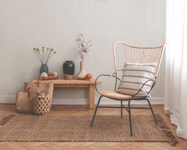 Gartenszene mit Tisch, Speisen, Getränken und einer kabellosen Lampe für den Außenbereich.