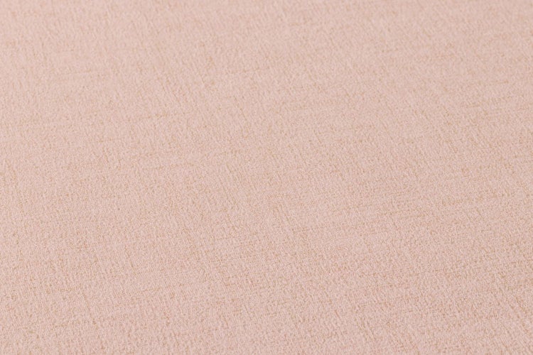 Wohnraum mit rosa Wandtapete, Sideboard, Dekoration und Beleuchtung für ein stilvolles Ambiente