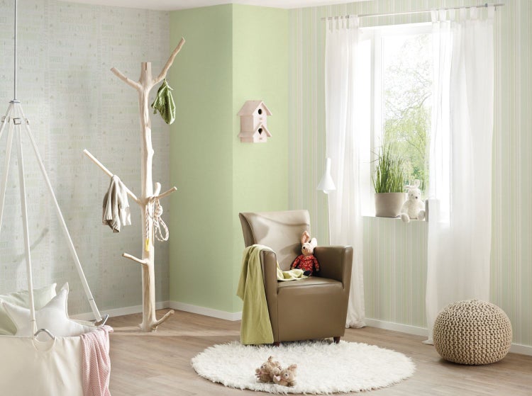 Raumgestaltung mit verschiedenen Tapeten, Sessel, Garderobe und Hängekorb