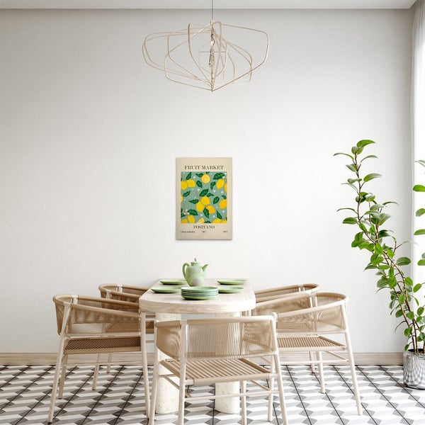 Esszimmer mit Esstisch, Stühlen und einem gerahmten Zitronenkunstdruck an der Wand