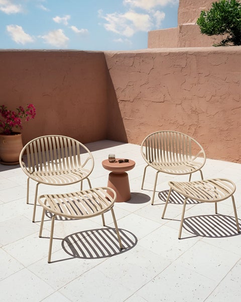 Gartensitzgruppe mit zwei Stühlen, zwei Hockern und einem Beistelltisch auf einer Terrasse.