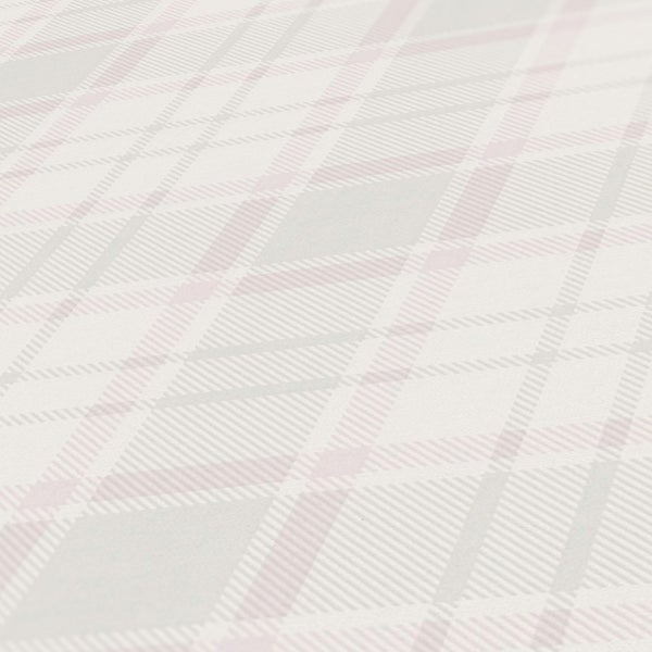 Anordnung verschiedener Vasen vor einer gemusterten Tapete