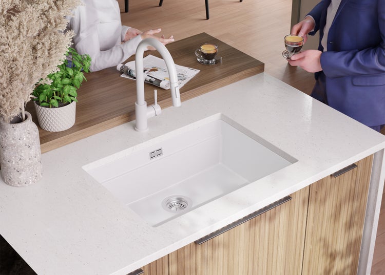 Küchenspüle mit Armatur auf einer Arbeitsplatte in einer hellen Küche