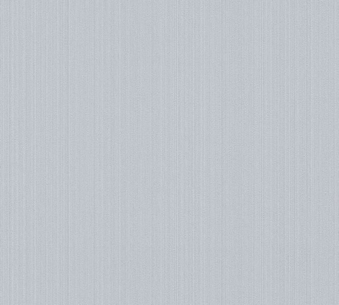 Dekorative Vasen mit Pflanzen auf einem Schrank