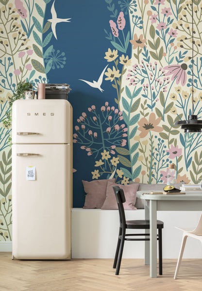 Esszimmer mit floraler Tapete, SMEG Kühlschrank und Esstisch mit Stühlen