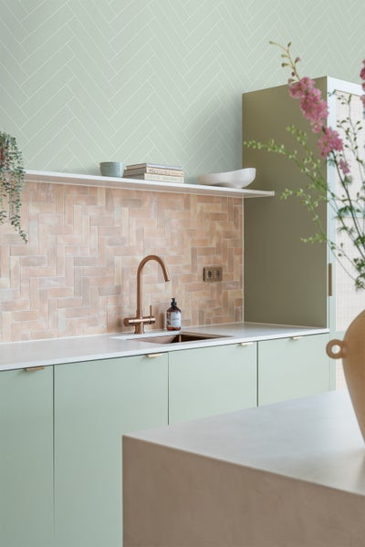 Moderne Küche mit Spüle, Armatur und Fliesenrückwand im Fischgrätmuster