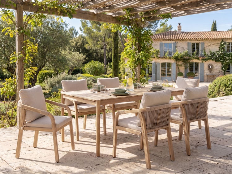 Gartenmöbel-Set mit rechteckigem Holztisch und sechs Stühlen mit hellen Sitzkissen und Rückenlehnen mit Seilgeflecht.