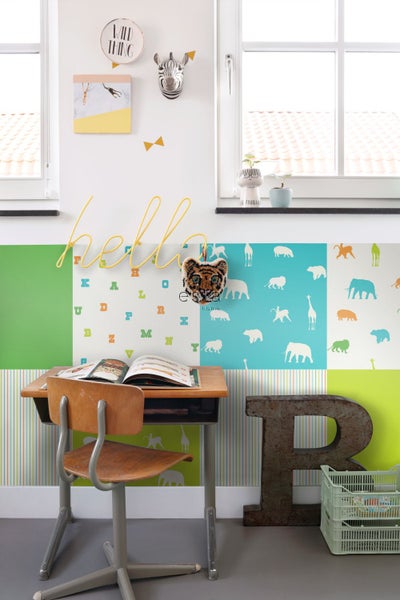 Dekoriertes Kinderzimmer mit Schreibtisch, Stuhl und Tierfiguren