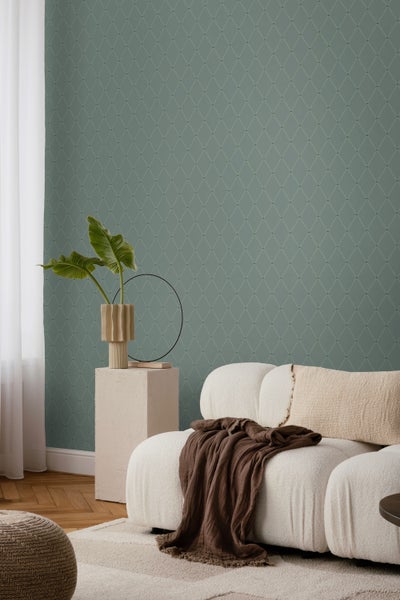 Wohnraum mit Rautenmuster-Tapete, Sofa und Dekoration