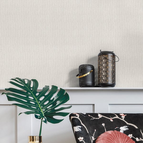 Nahaufnahme einer dezent gemusterten Tapete mit dekorativen Laternen und einer Zimmerpflanze