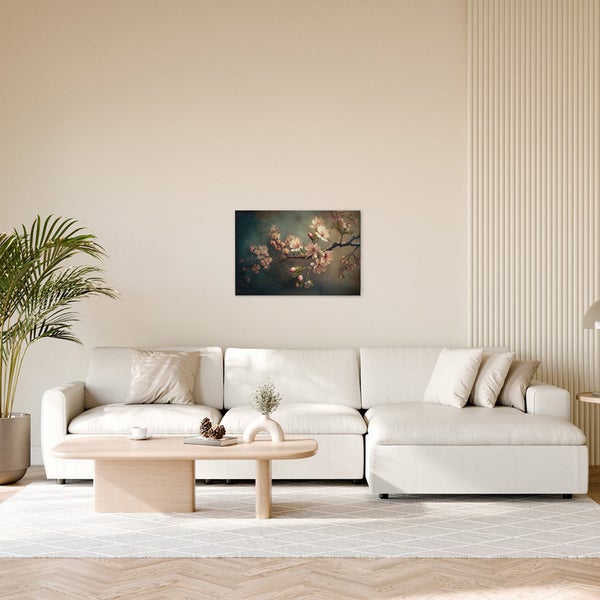 Dekoratives Wandbild mit Blumenmotiv über einer Couch im Wohnzimmer.