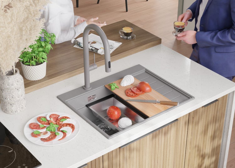 Küchenszene mit Spüle, Armatur, Schneidebrett, Tomaten, Mozzarella und Basilikum