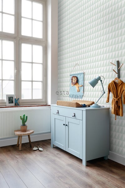 Babyzimmer mit Wickelkommode, Dekoration und Dreiecksmuster-Tapete