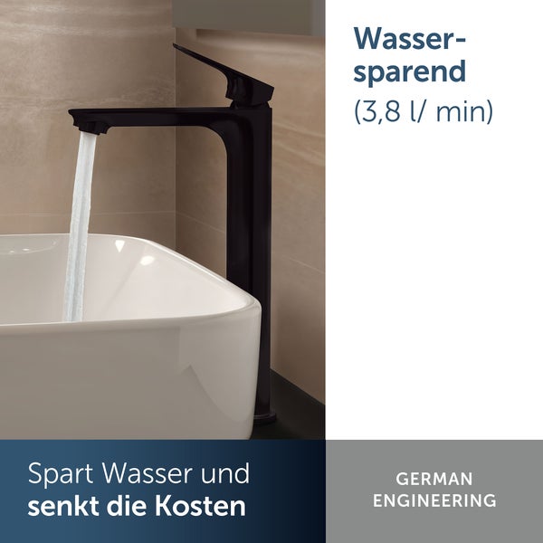 Wassersparende Waschtischarmatur mit fließendem Wasser über einem Waschbecken und Text über Wassersparen und deutsche Ingenieurskunst.