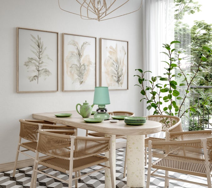 Esszimmer mit Esstisch, Stühlen, Dekoration, Pflanzen und Kunstdrucken an der Wand