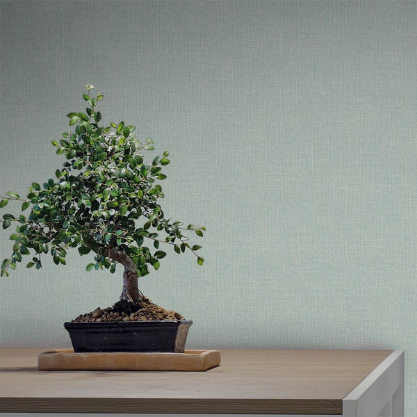 Büroraum mit gemusterter Tapete, Schreibtisch und Bücherregal