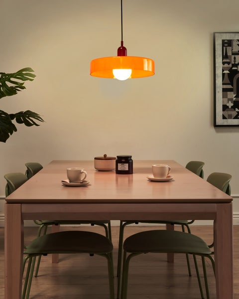 Esstisch mit Stühlen, Lampe, Geschirr, Dose und Duftkerze