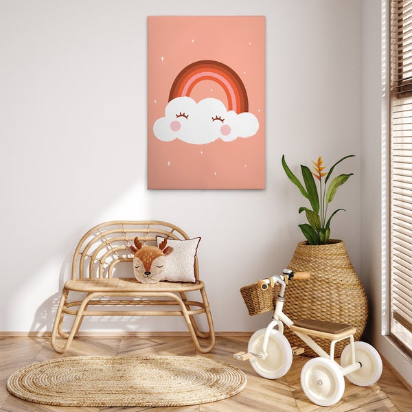 Kinderzimmerdekoration mit Poster, Bank, Teppich, Pflanze und Dreirad