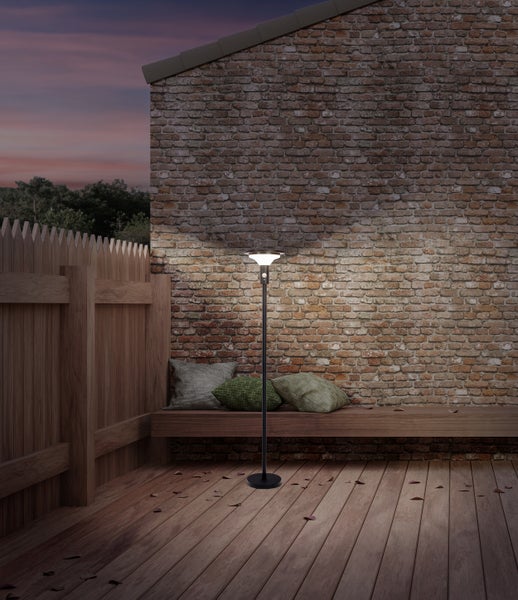 Außenbereich mit Bodenleuchte, Holzboden und Ziegelwand