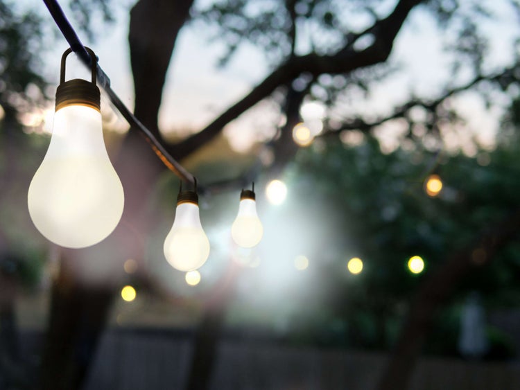Lichterkette mit Glühbirnen im Außenbereich zur Dekoration