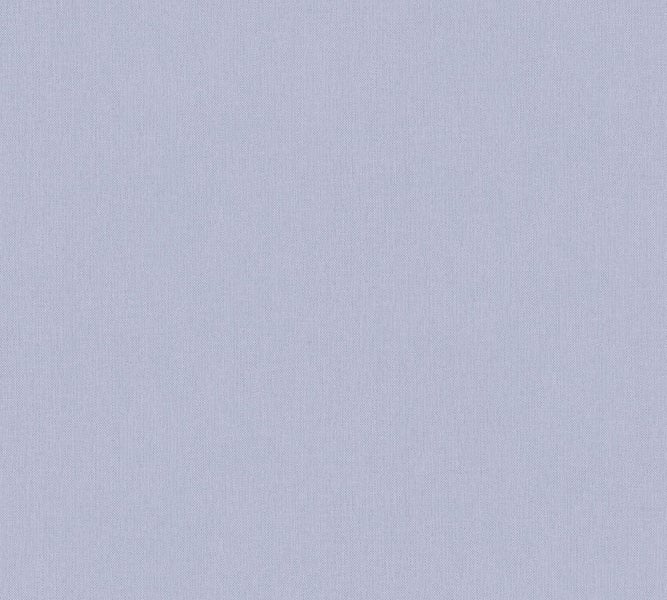 Badezimmer mit blauen Waschtischen, Spiegeln und schwarz-weiß gemustertem Boden