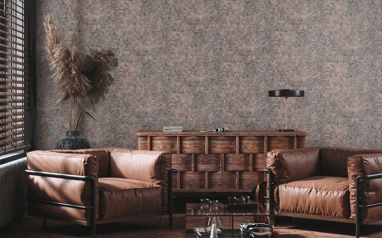 Wohnzimmer mit zwei Sesseln und einer Holzkommode vor einer gemusterten Wand