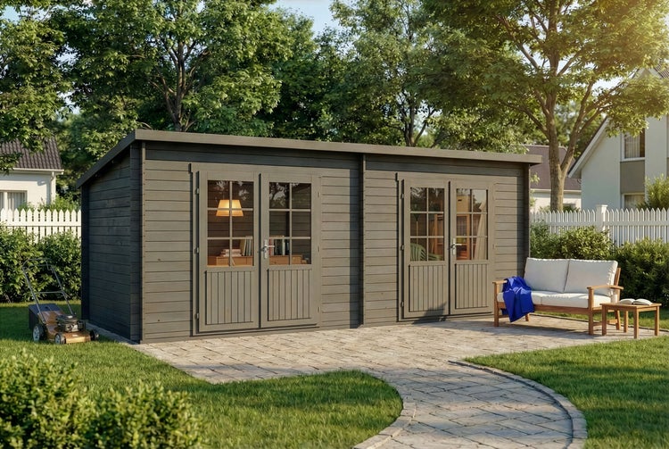 Modernes graues Gartenhaus aus Holz mit Pultdach und zwei Doppeltüren auf einer gepflasterten Terrasse in einem hellen, organisierten Garten.