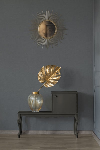 Wohnzimmer mit strukturierten Tapeten und weißem Sofa