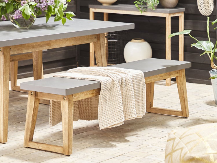 Gartenszene mit Esstisch, Bank und Decke im Außenbereich