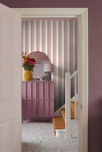 Flur mit gestreifter Tapete, Kommode, Spiegel und Treppe