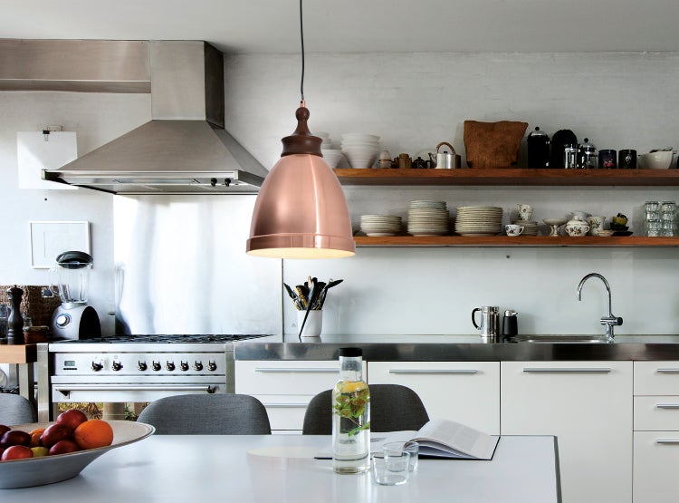 Hängelampe aus Metall in einer hellen Küche
