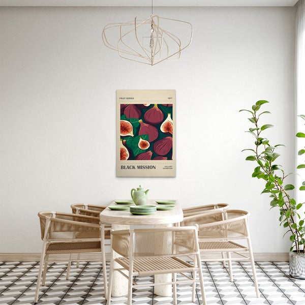 Esszimmer mit Esstisch, Stühlen und einem an der Wand hängenden Kunstdruck mit Feigenmotiv.