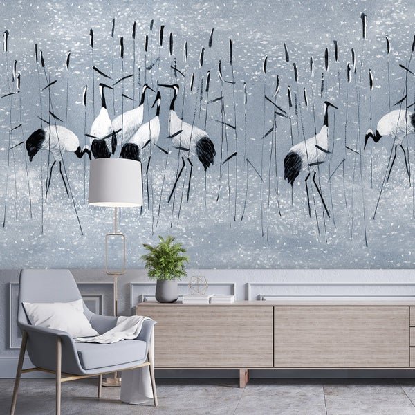 Wohnzimmer mit gemusterter Tapete, Sessel und Kommode