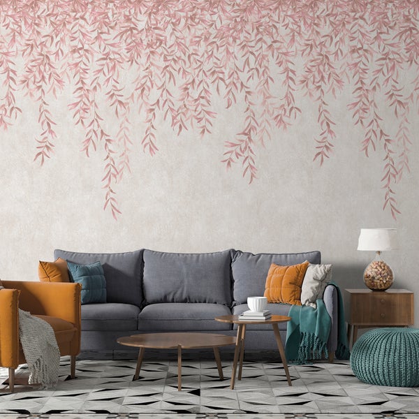 Wohnzimmer mit grauer Couch, Sessel und Tapete mit Blättermotiv