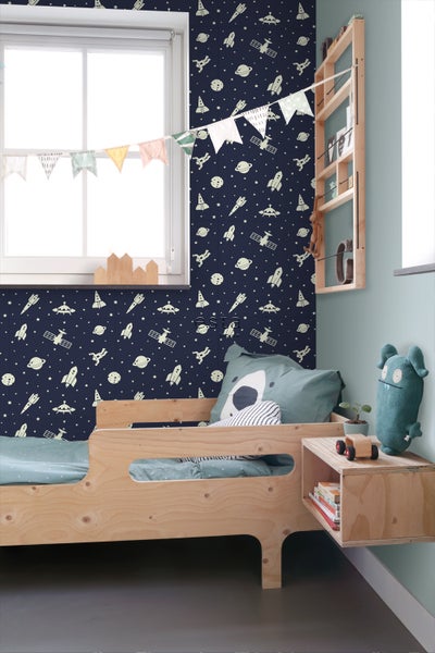 Kinderzimmer mit Bett, Wandregal und Weltraumtapete