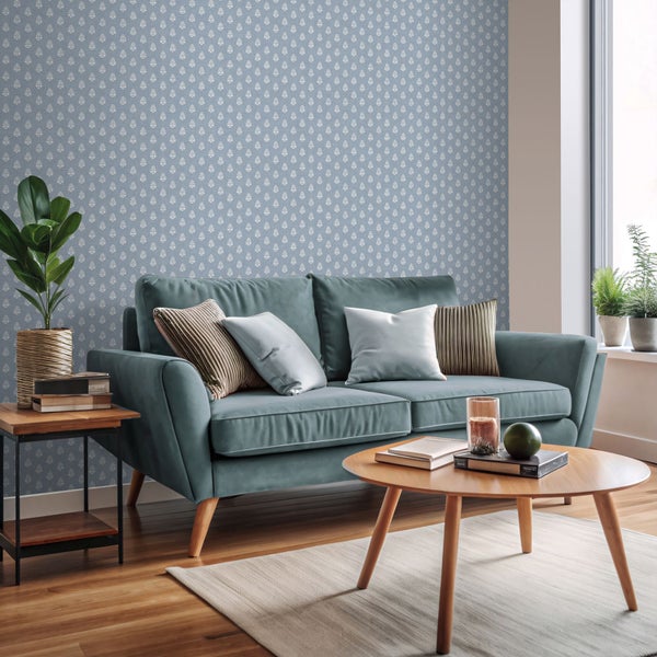 Wohnzimmer mit Sofa, Couchtisch und gemusterter Tapete