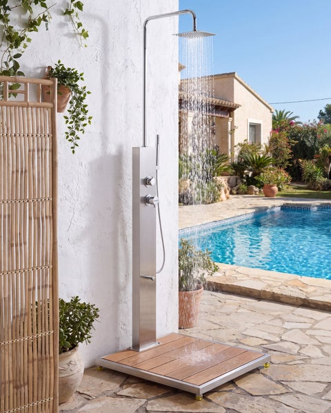 Freistehende Gartendusche aus Edelstahl mit Regenbrause, Handbrause und Holzpodest im Außenbereich am Pool.
