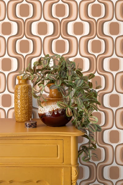 Küchenszene mit orangefarbenem SMEG Kühlschrank, grünen Küchenschränken und Retro-Tapete