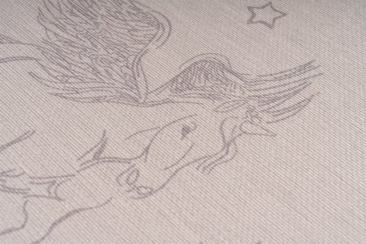 Nahaufnahme einer Tapete mit gezeichnetem Einhornmotiv und Sternen auf gerippter Struktur.