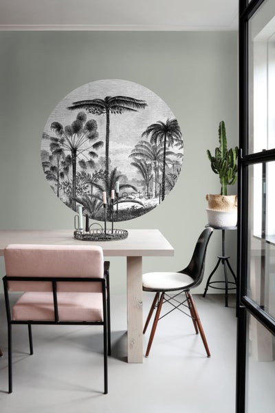 Esszimmer mit Tisch, Stühlen und Wandbild mit Dschungelmotiv