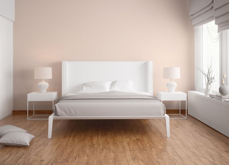 Zwei graue Eurobehälter, die übereinander gestapelt sind, und eine Person, die farbige Griffe anbringt