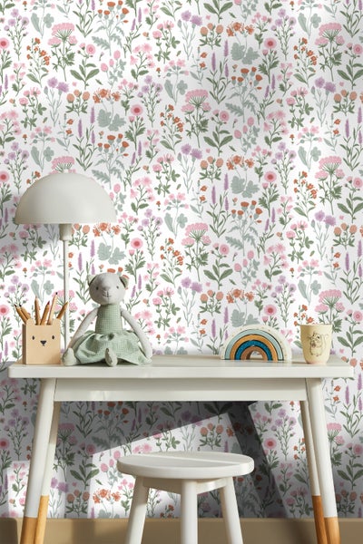 Kinderzimmer mit Kindertisch, Stuhl und Blumentapete