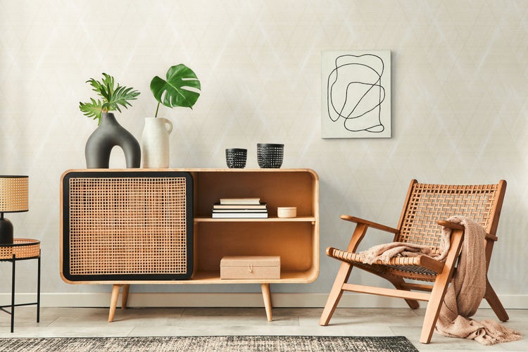 Wohnzimmer-Szene mit Holzschrank, Stuhl und Dekorationsgegenständen für ein gemütliches Ambiente.