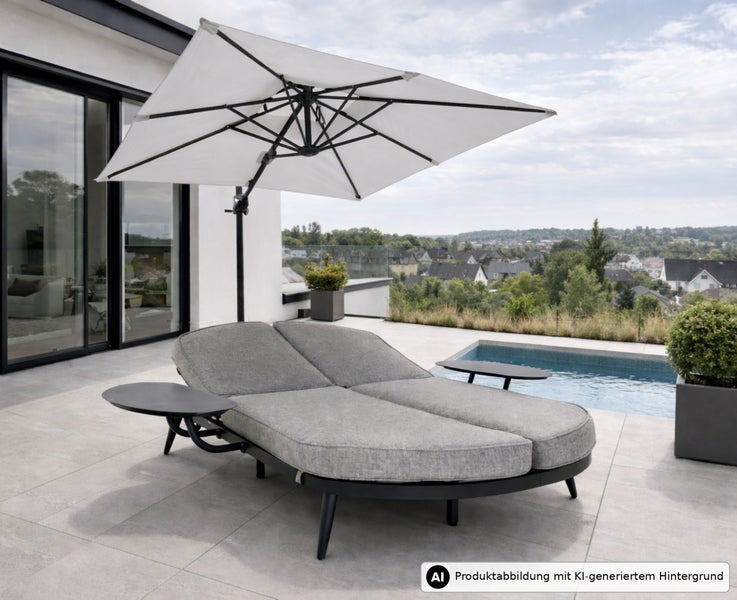 Doppelliege mit zwei integrierten Ablagen und quadratischem Ampelschirm auf einer modernen Terrasse mit Pool und Blick auf eine Wohnsiedlung.