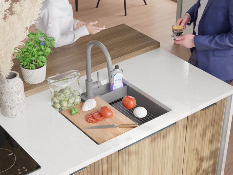Küchenspüle mit Armatur, Spülmittel, Schneidebrett und Gemüse