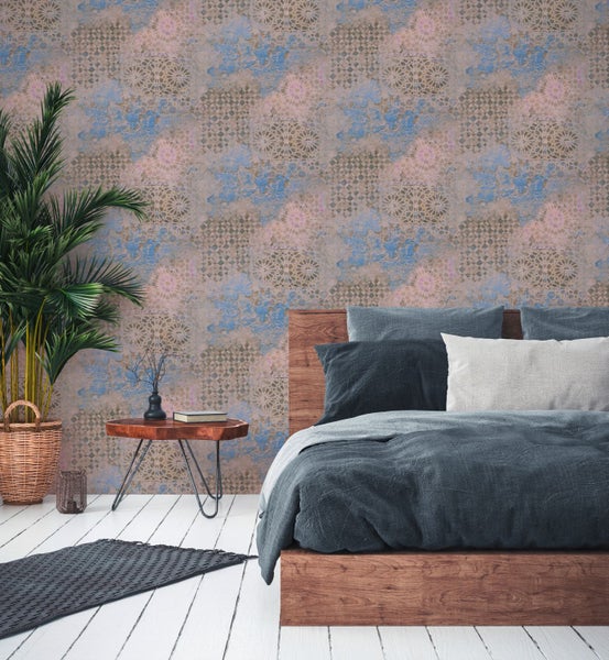 Wohnraum mit gemusterter Tapete, Nachttisch und Garderobe