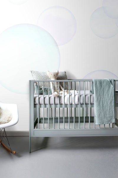 Kinderzimmer mit Kinderbett, Kissen und Spielzeug