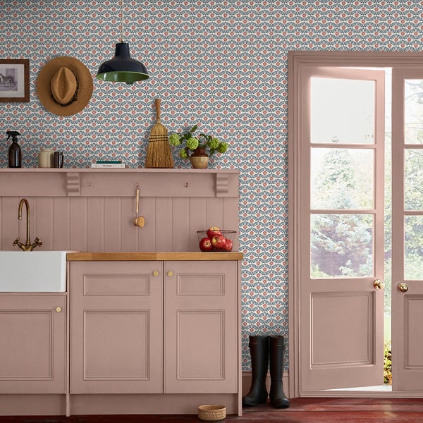 Vliestapete mit floralem Muster in einer Küche im Landhausstil mit altrosa Schränken und Spülbecken.