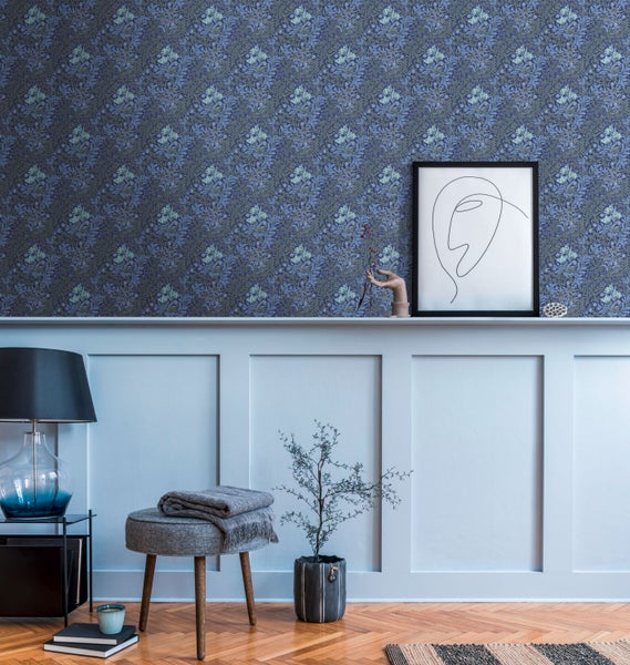 Raum mit gemusterter Tapete, Sideboard, Lampe, Dekoration und Holzstuhl